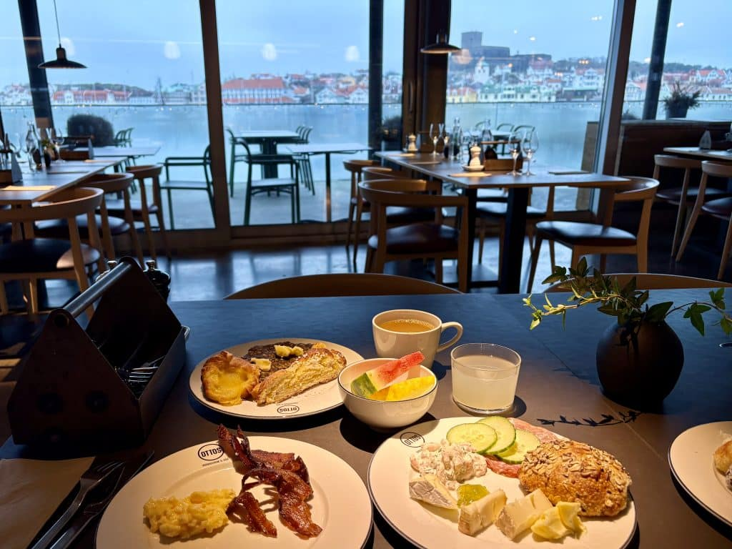 Frukostbord med utsikt över vattnet och hamnen
