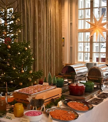 Dukat julbord med julgran och adventsstjärna i salongen ombord