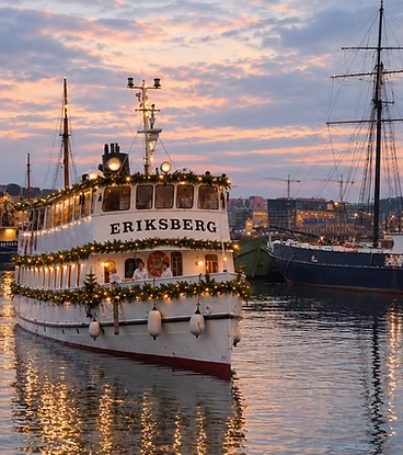 M/S Eriksberg i julskrud vid kaj i Göteborg