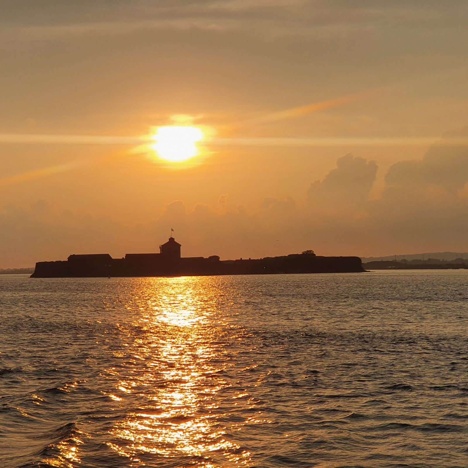Solnedgång över havet utanför Göteborg sedd från däck