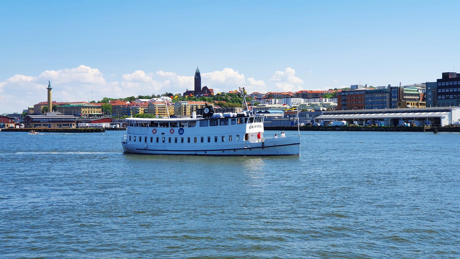 M/S Eriksberg på väg genom Göteborg med staden i bakgrunden