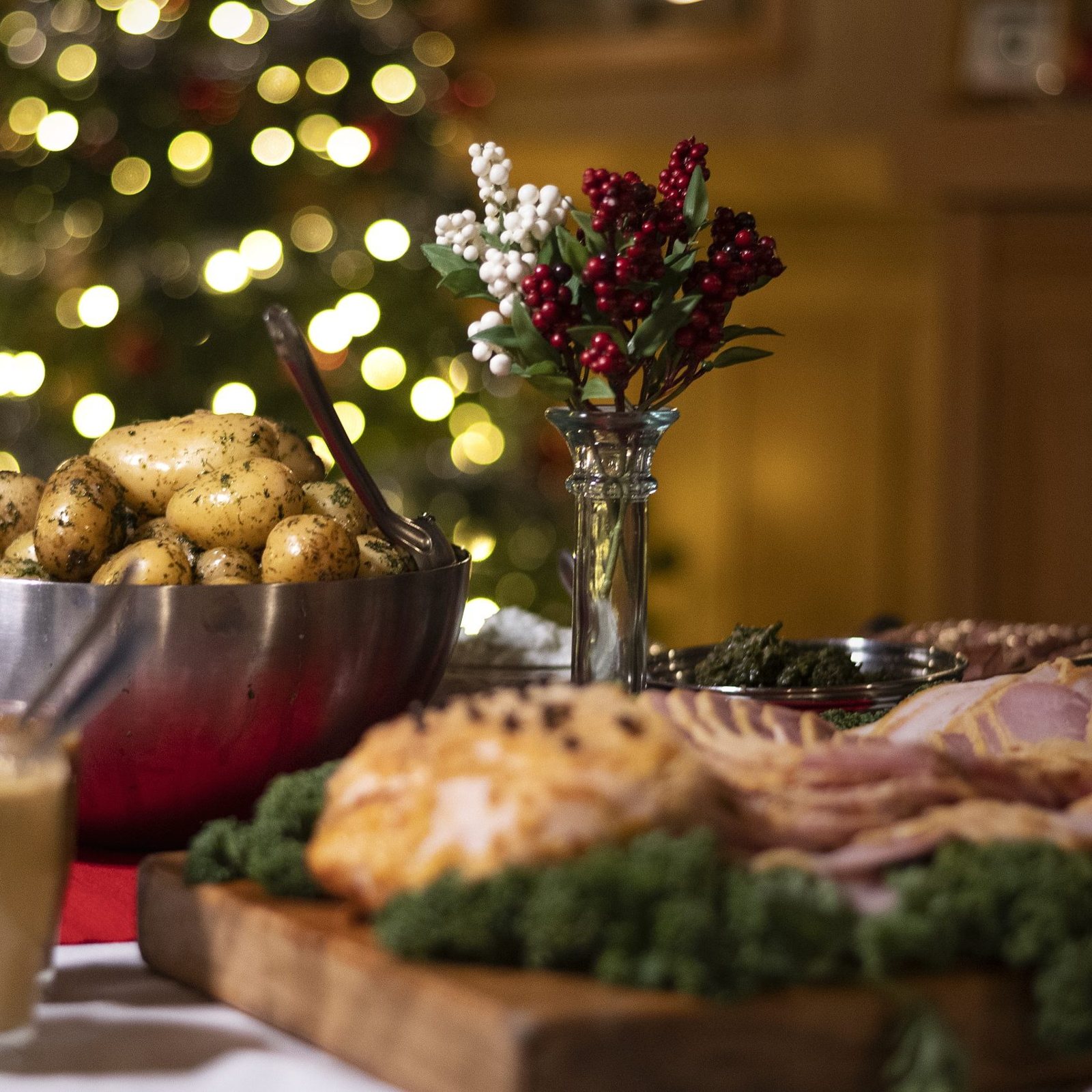 Julbord ombord med julgran och levande ljus