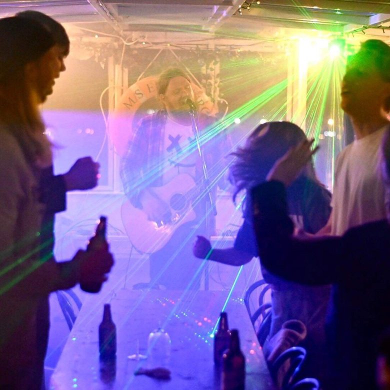 Gäster dansar under festkryssning med discoljus ombord