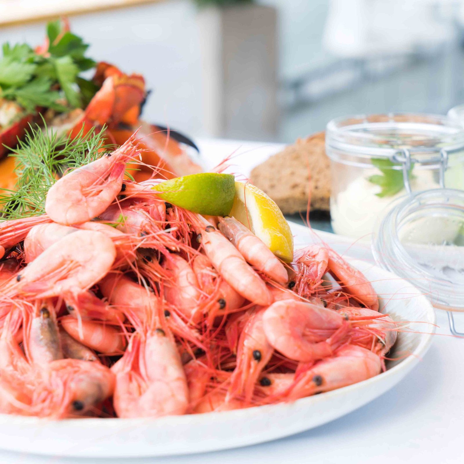 Uppläggning med färska räkor, bröd och aioli ombord