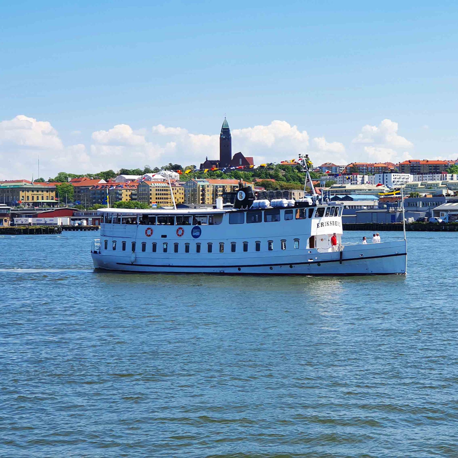 M/S Eriksberg på Göta älv med Göteborgs stadssiluett